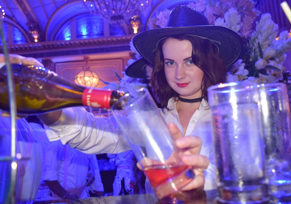 Professional bartender providing beverage service for an event in Chennai near T. Nagar