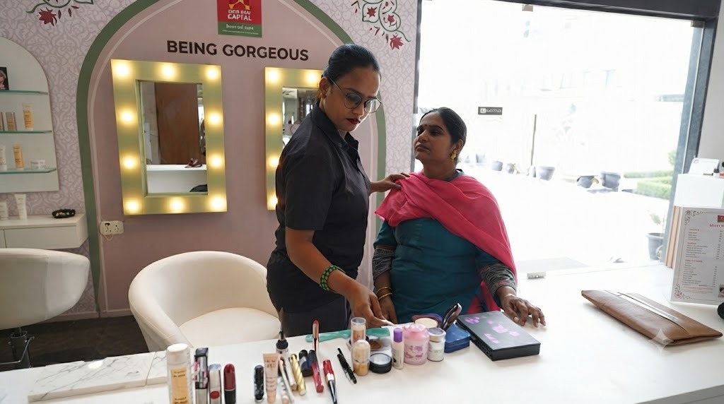 Mini beauty parlour activity on rent for children at a Delhi kids event